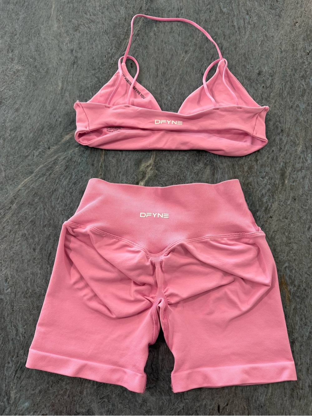 (S) Vision twist front sports bra, (XS) Vision shorts 4.5